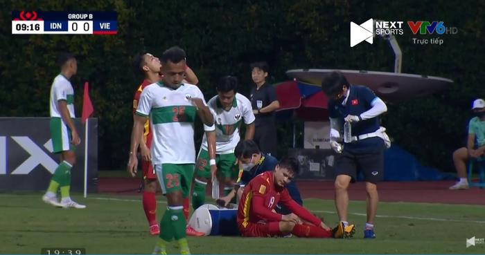 Lan truyền ảnh thầy Park bị trợ lý ôm lại khi xông ra bảo vệ học trò-1