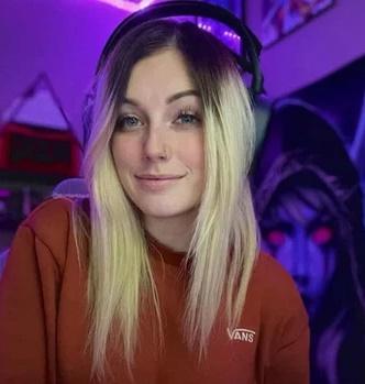 Nữ streamer khóc nức nở trên livestream vì lý do có 1-0-2-2