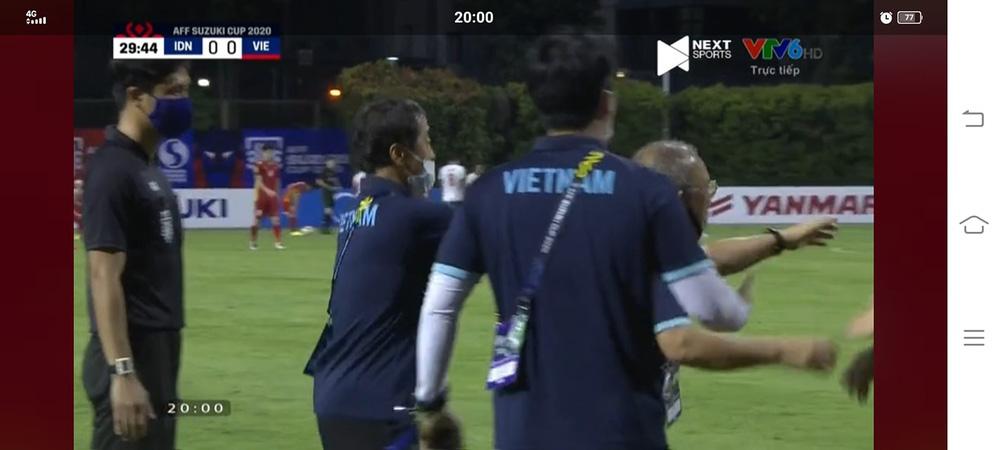 Lan truyền ảnh thầy Park bị trợ lý ôm lại khi xông ra bảo vệ học trò-4