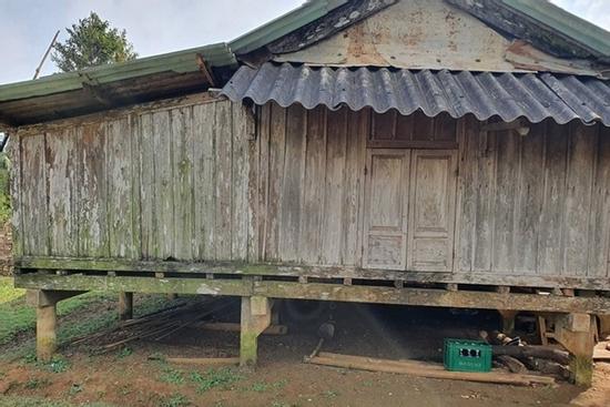 Người đàn ông nằm gục bên vũng máu nghi bị sát hại