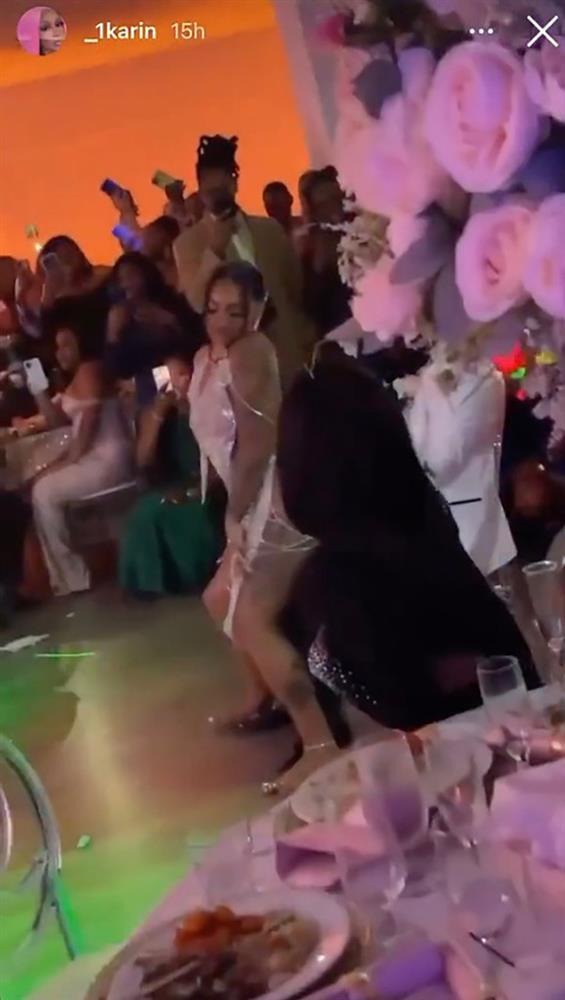 Cô dâu mặc hở bạo, làm trò phản cảm với chú rể trước mặt khách-3