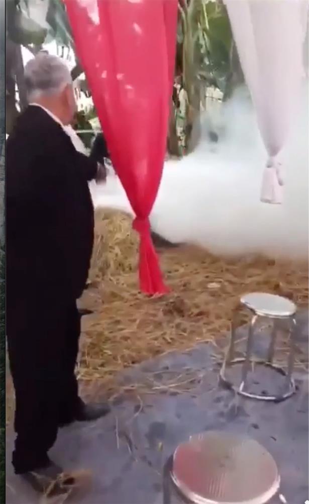 Tình cũ lấy chồng, thanh niên đến đám cưới đốt luôn đống rơm-3