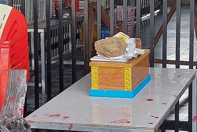 Nhóm đối tượng tạt sơn, mang quan tài đe dọa gia đình F0 để đòi nợ-2