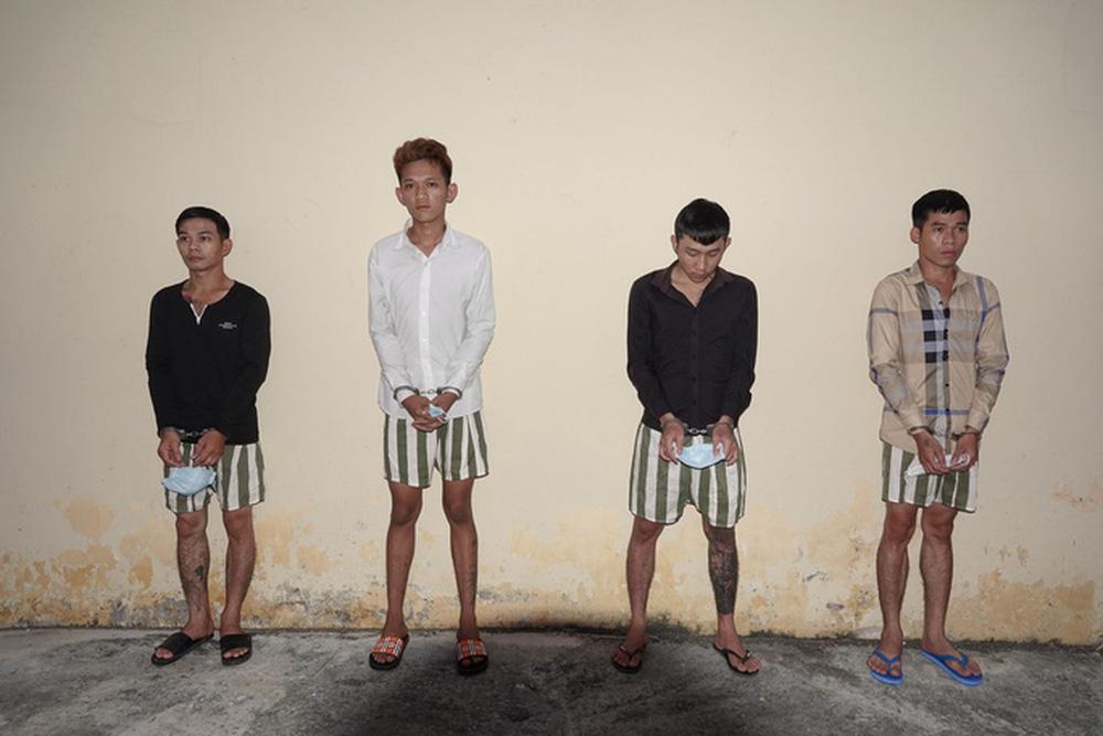 Nhóm đối tượng tạt sơn, mang quan tài đe dọa gia đình F0 để đòi nợ-4