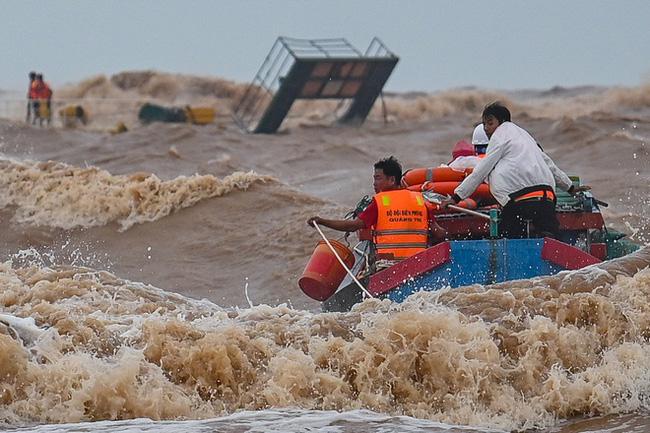 NÓNG: Bão số 9 mạnh thành SIÊU BÃO cấp 16, giật cấp 17 áp sát Biển Đông-2