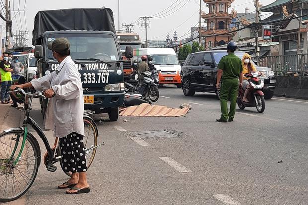 Đau xót người cha quỵ ngã cạnh con gái 14 tuổi bị cán tử vong-1