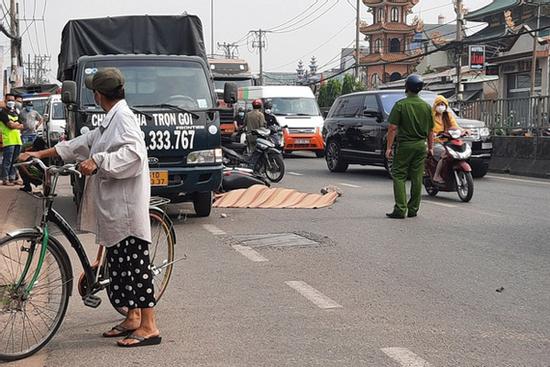 Đau xót người cha quỵ ngã cạnh con gái 14 tuổi bị cán tử vong