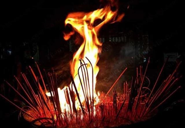 2 dấu hiệu trên bàn thờ được ăn lộc tổ tiên, 3 dấu hiệu tán tài mất của-2