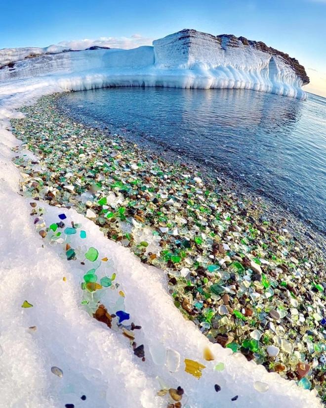 Bãi biển độc đáo lấp lánh hàng triệu viên đá thủy tinh ở vịnh Ussuri-1