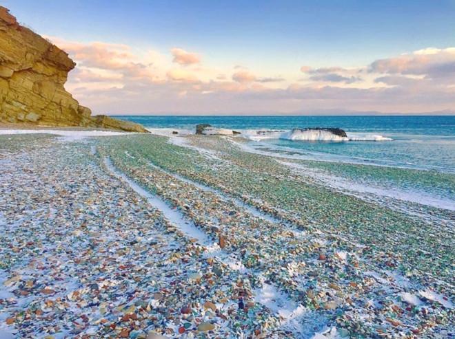 Bãi biển độc đáo lấp lánh hàng triệu viên đá thủy tinh ở vịnh Ussuri-2