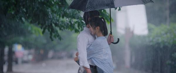 Thương Ngày Nắng Về: Ngọc Huyền run cầm cập ở cảnh ôm Doãn Quốc Đam dưới mưa-3