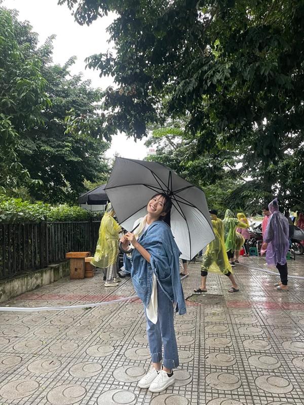 Thương Ngày Nắng Về: Ngọc Huyền run cầm cập ở cảnh ôm Doãn Quốc Đam dưới mưa-5
