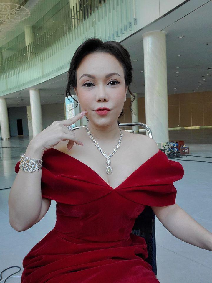 Việt Hương gây chú ý với bộ trang sức kim cương hoành tráng-8