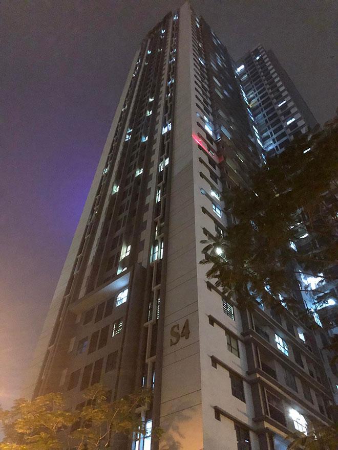 Mẹ bé trai ngã quỵ, gào khản tiếng khi con trai nhảy từ tầng 22 xuống-1