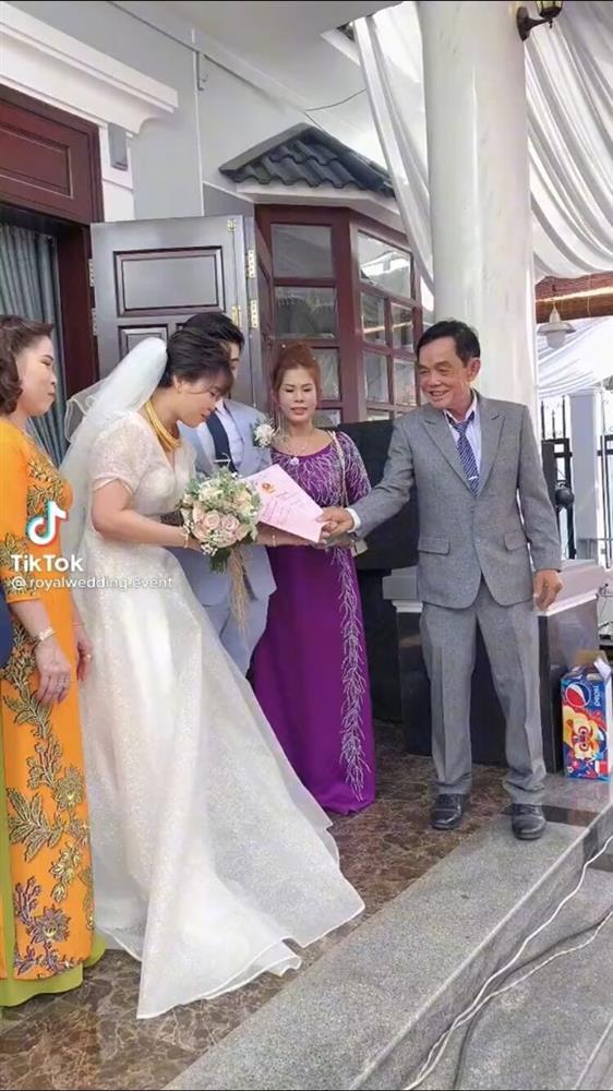 Bố chồng tặng con dâu 2 sổ đỏ, 500 triệu rồi an ủi: Chỉ có thế thôi-1