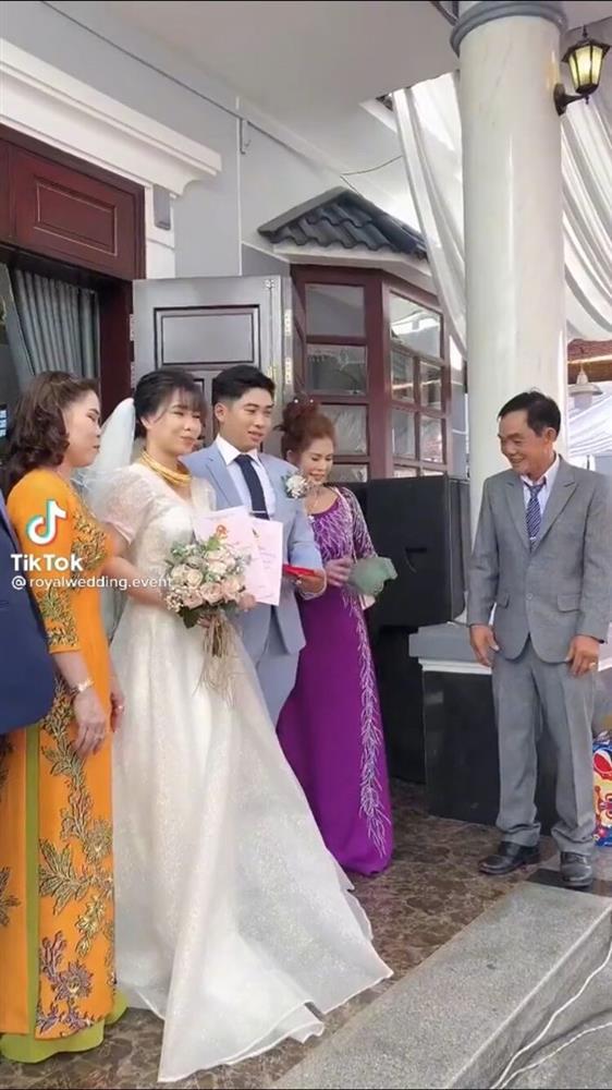 Bố chồng tặng con dâu 2 sổ đỏ, 500 triệu rồi an ủi: Chỉ có thế thôi-2