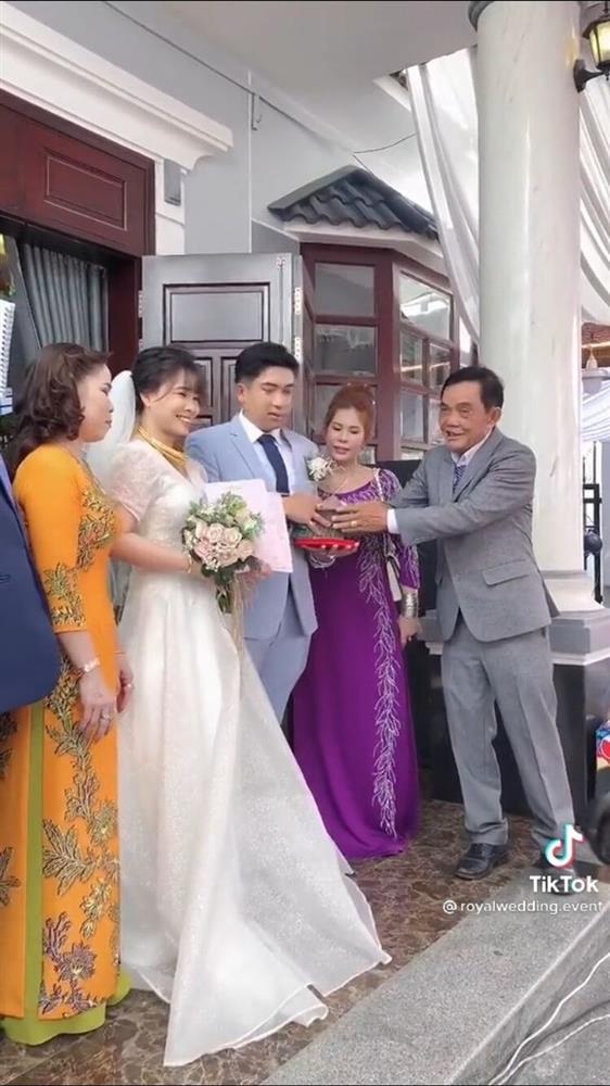 Bố chồng tặng con dâu 2 sổ đỏ, 500 triệu rồi an ủi: Chỉ có thế thôi-3