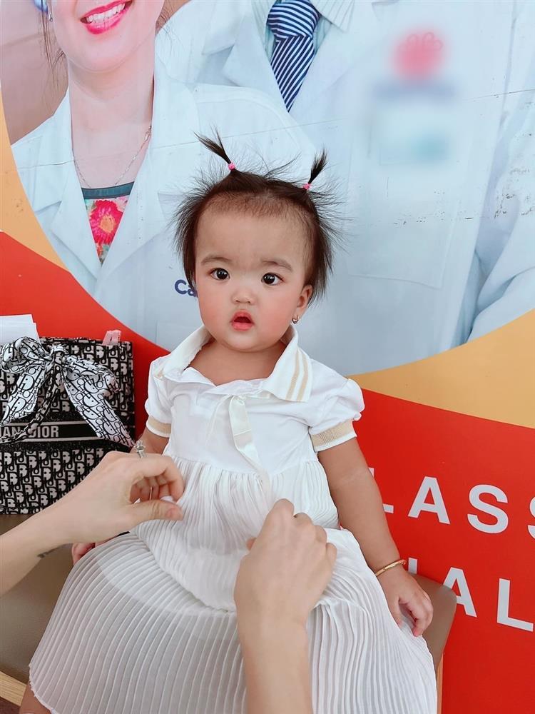 Cưng xỉu loạt biểu cảm tấu hài của con gái Mạc Văn Khoa-2