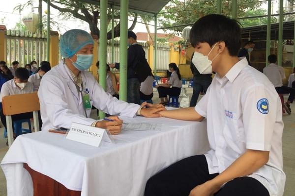 Nam sinh lớp 11 ở Quảng Nam tiêm 2 mũi vaccine trong 10 phút-1