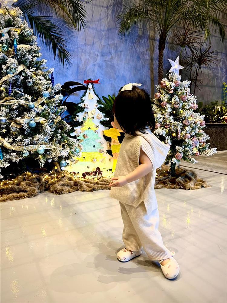 Ái nữ Cường Đô La chụp hình Noel, background toàn siêu xe gây sốt-3