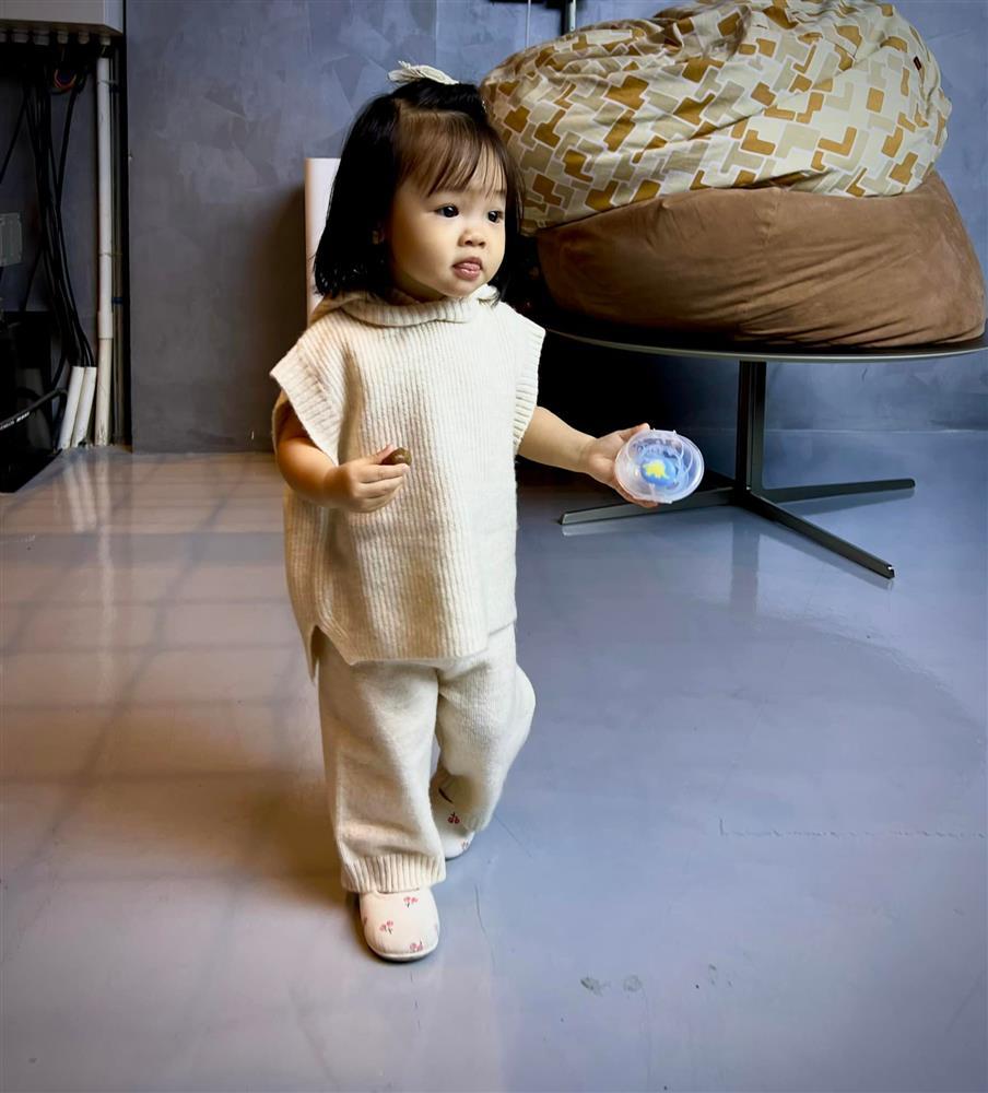 Ái nữ Cường Đô La chụp hình Noel, background toàn siêu xe gây sốt-5