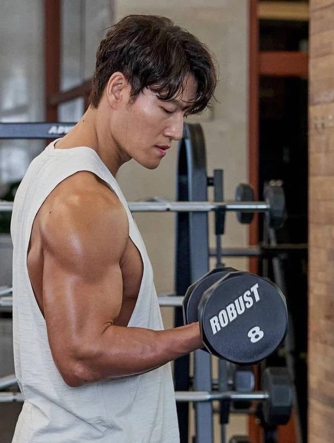 Kim Jong Kook làm rõ nghi vấn dùng doping để có thân hình cuộn múi-6