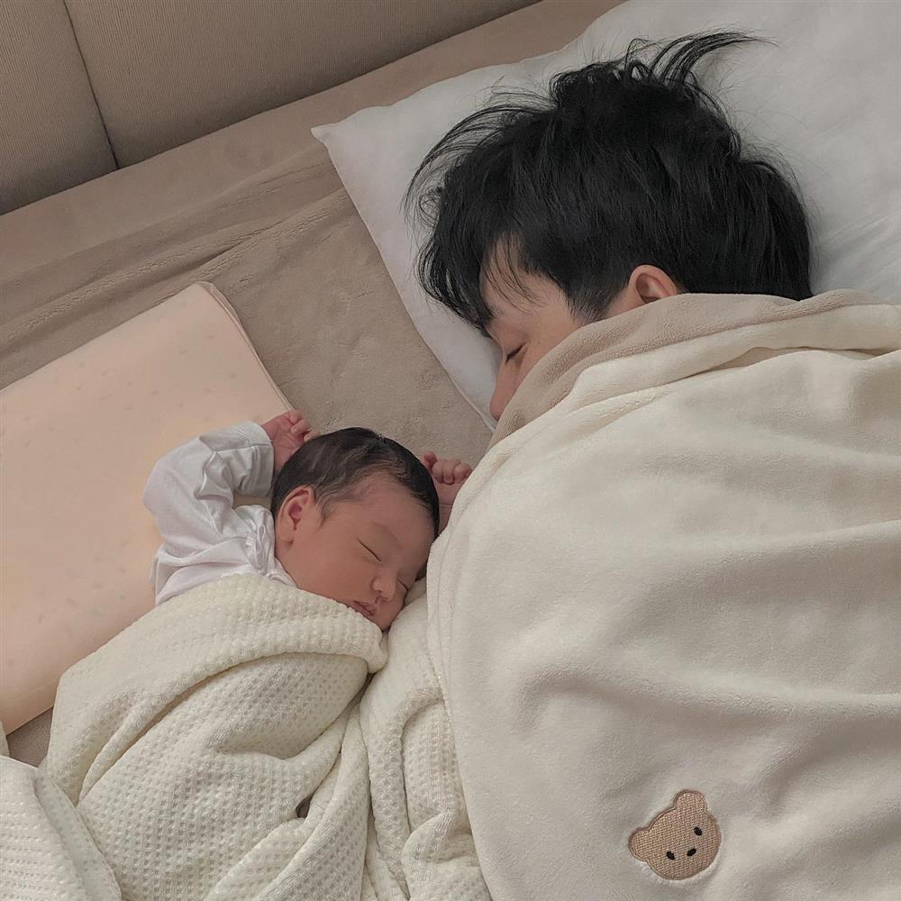 Hot girl đình đám tái xuất sau sinh, vóc dáng vẫn như mang bầu-7