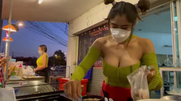 Gái xinh Thái Lan thi nhau mặc áo như sắp tụt hút khách hàng-1
