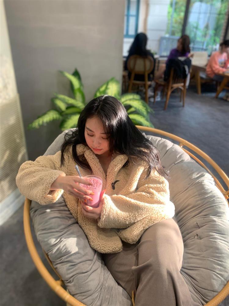 Cô giáo Minh Thu lộ bụng lùm lùm, netizen gọi tên Minh Vẹo-5