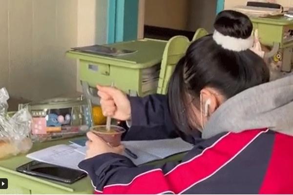 Chủ quán đổ hết trà sữa vào thùng rác, biết lý do ai cũng tán thành-5