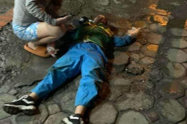 Ô tô bốc cháy dữ dội trong ngày mưa bão-3