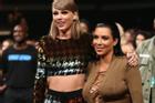 Kim Kardashian bất ngờ thú nhận thích nhạc của 'kẻ thù' Taylor Swift
