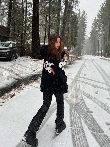 Học style kẻ mắt đen sì, Chi Pu hóa Avril Lavigne bản Việt-3