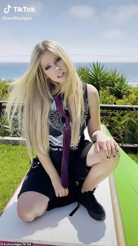 Học style kẻ mắt đen sì, Chi Pu hóa Avril Lavigne bản Việt-6