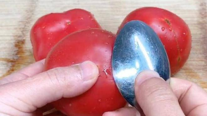 Lột vỏ cà chua bằng nước nóng xưa rồi, có cách khác nhanh hơn-5