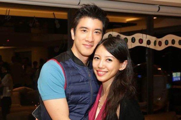 Vương Lực Hoành dòm vòng 3 Lưu Diệc Phi, đụng chạm loạt sao nữ-11