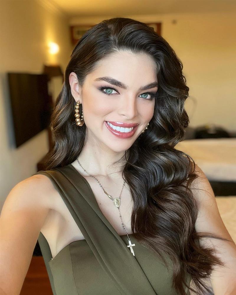 Á hậu 1 Miss Universe 2021 làm gì khi bị đối thủ giẫm váy?-5