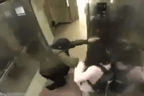 Bác sĩ phụ khoa dỏm lừa xem vùng kín của 400 phụ nữ qua webcam-2