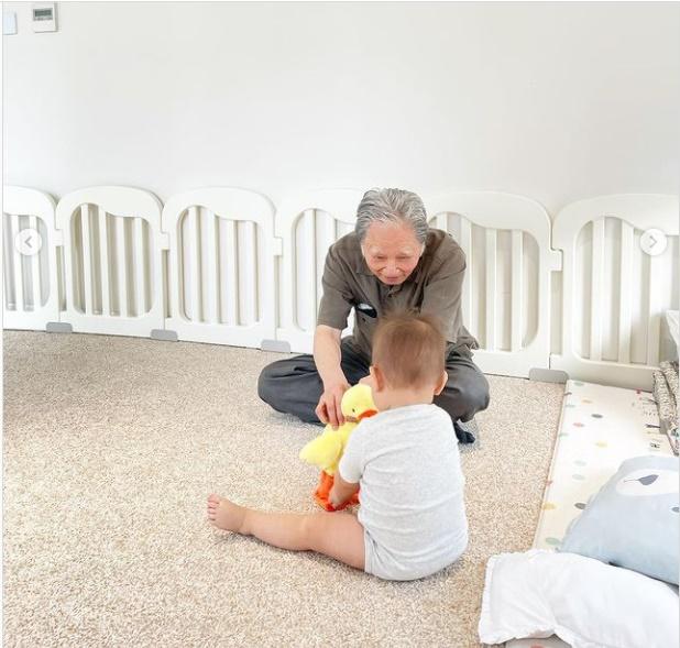 2 con Hồ Ngọc Hà gặp ông bà nội: Phản ứng trái ngược-4