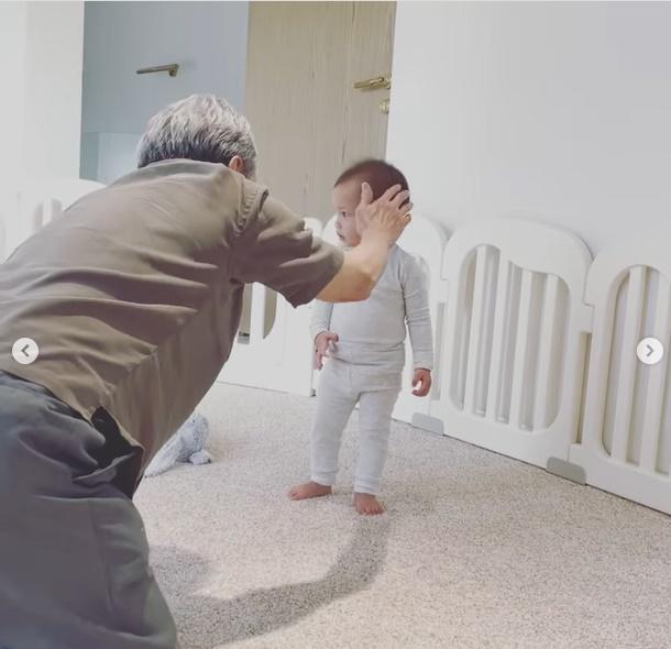 2 con Hồ Ngọc Hà gặp ông bà nội: Phản ứng trái ngược-8