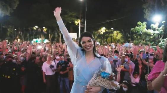 Á hậu 1 Miss Universe 2021 làm gì khi bị đối thủ giẫm váy?-12