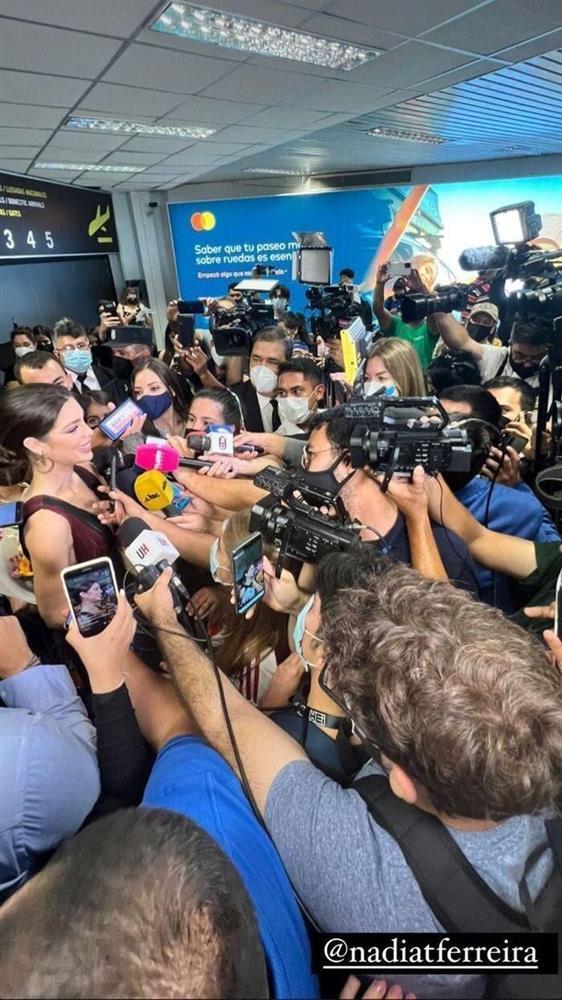 Á hậu 1 Miss Universe 2021 làm gì khi bị đối thủ giẫm váy?-10