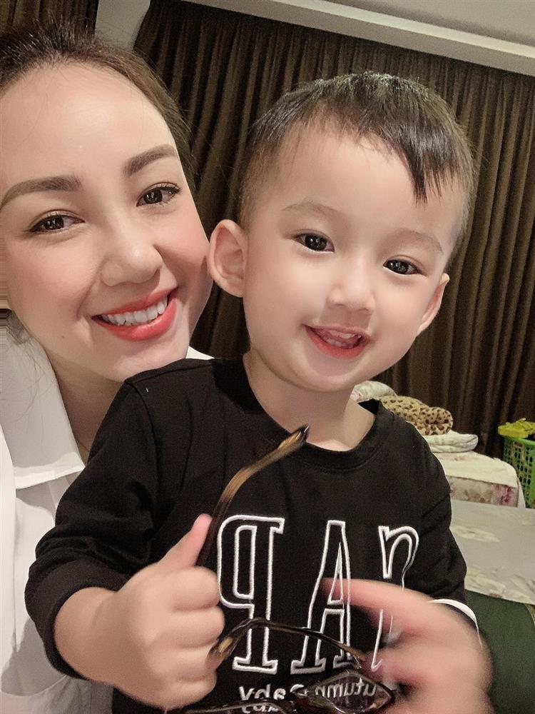 Bé trai chào đời đen như Bao Công, 2 năm sau diện mạo bất ngờ-6