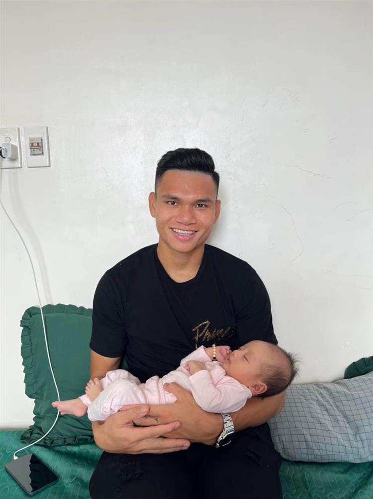 Bà xã hot girl hậu vệ tuyển Việt Nam lộ ảnh xuề xòa-4