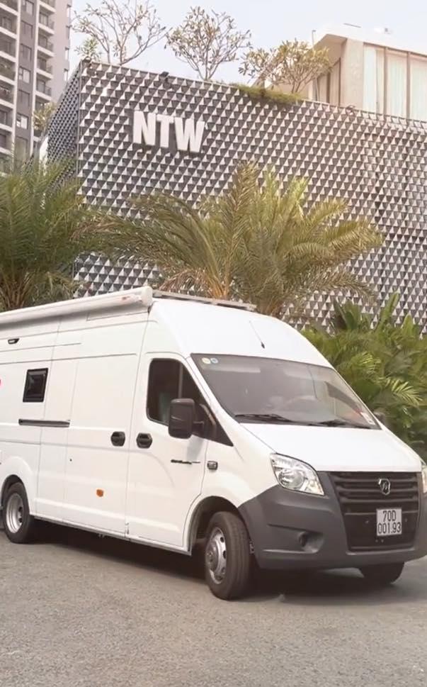 Cận cảnh xế hộp 2 tỷ được Ngọc Trinh độ thành phòng ngủ siêu đẹp-2