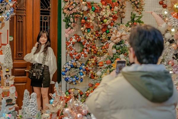 Xếp hàng, trả tiền để được check-in ở phố Hàng Mã-1