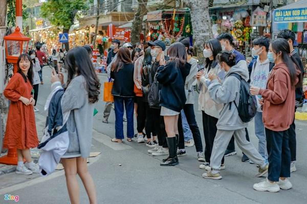 Xếp hàng, trả tiền để được check-in ở phố Hàng Mã-2