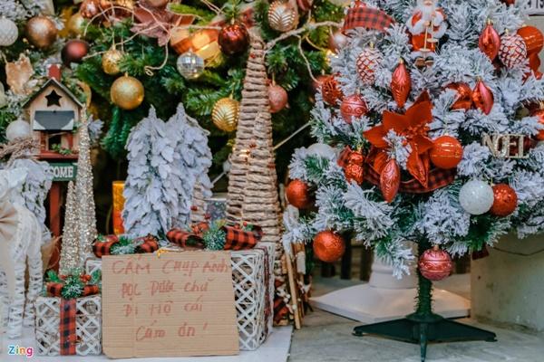 Xếp hàng, trả tiền để được check-in ở phố Hàng Mã-3