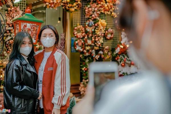 Xếp hàng, trả tiền để được check-in ở phố Hàng Mã-4