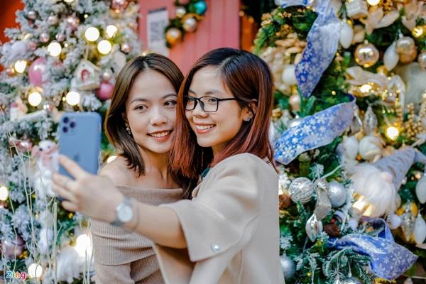 Xếp hàng, trả tiền để được check-in ở phố Hàng Mã-5